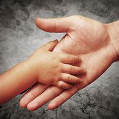 foto of hand  - hand holds the hand of his father - JPG 
