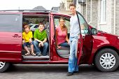 foto of family  - Smiling happy family and a family car - JPG 
