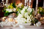 picture of reception  - a white wedding bouquet on a dinner table during a reception - JPG 