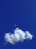 foto of blue sky  - Single wispy cloud against deep - JPG 
