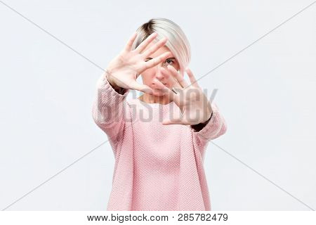 Poster: No Pictures Please Young Celebrity