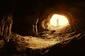 foto of entrance  - man standing in front of a cave entrance - JPG 